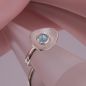 Preview: Nahaufnahme des Isola Silberrings auf einem Ringständer zur Veranschaulichung der Proportionen und Lichtreflexe der Diamantierung.